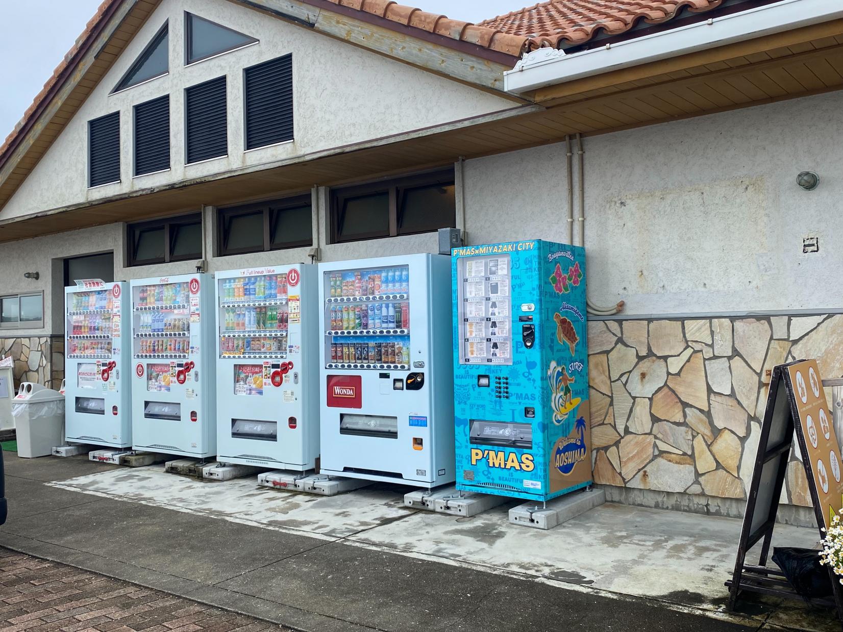 🌴【青島に新名物】“限定グッズ自販機”が渚の交番前に登場-1