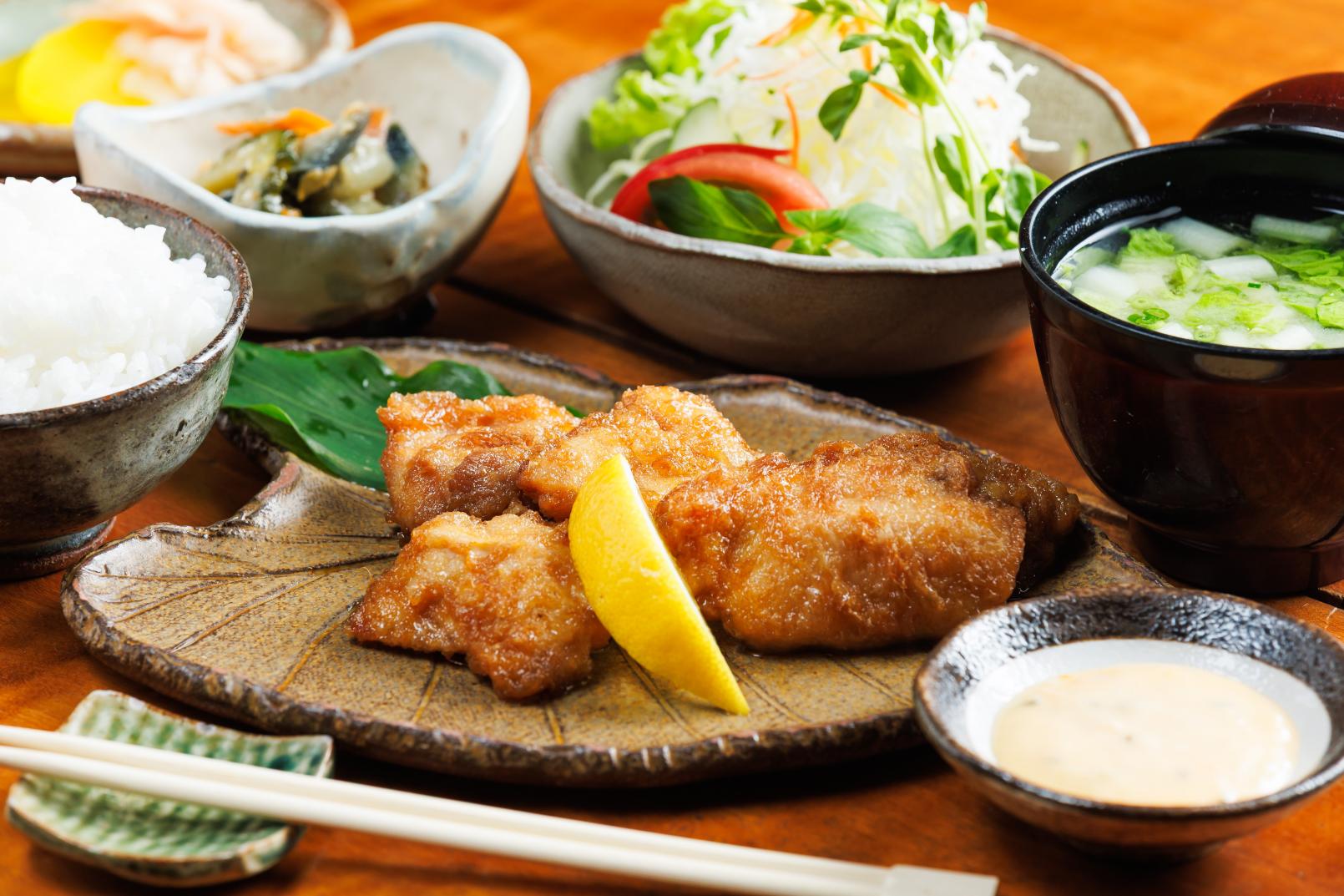 数種の野菜で仕込む南蛮酢と特製タルタルが人気の秘訣-0