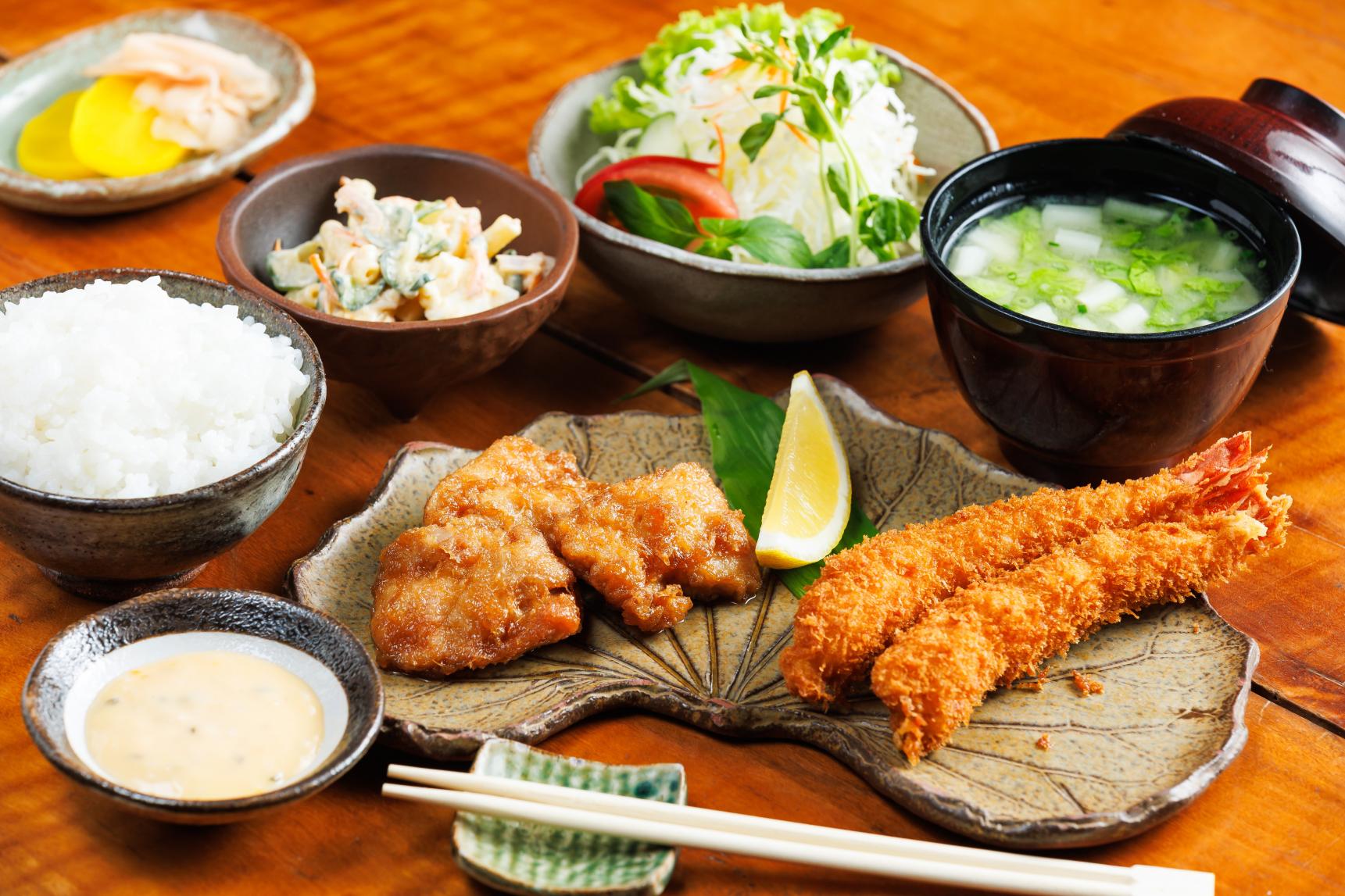 数種の野菜で仕込む南蛮酢と特製タルタルが人気の秘訣-1