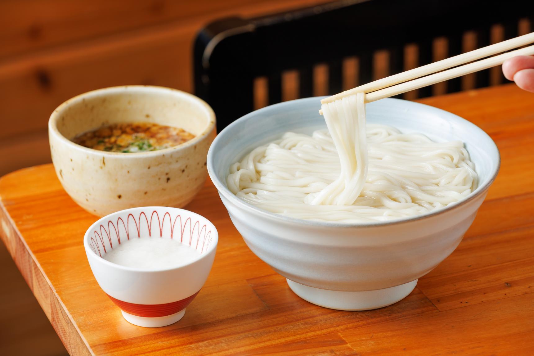 自家製面と秘伝の出汁は60年愛され続ける自慢の味-0