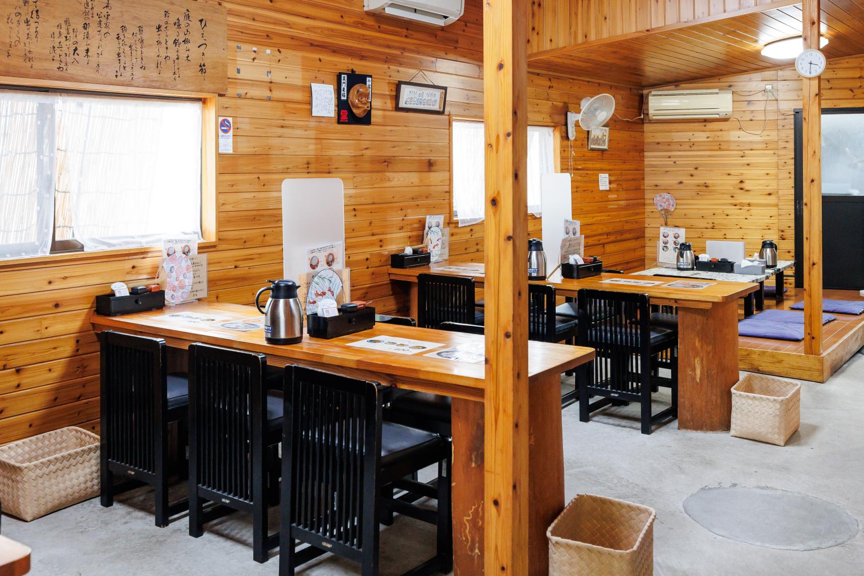 自家製面と秘伝の出汁は60年愛され続ける自慢の味-2