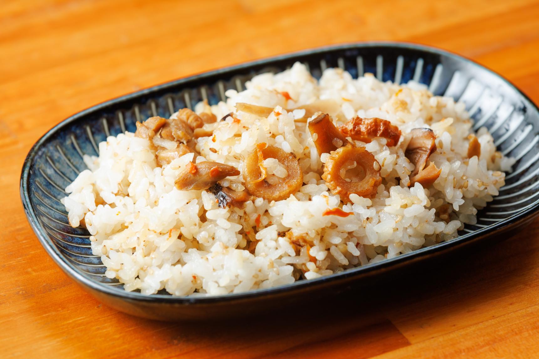 自家製面と秘伝の出汁は60年愛され続ける自慢の味-1