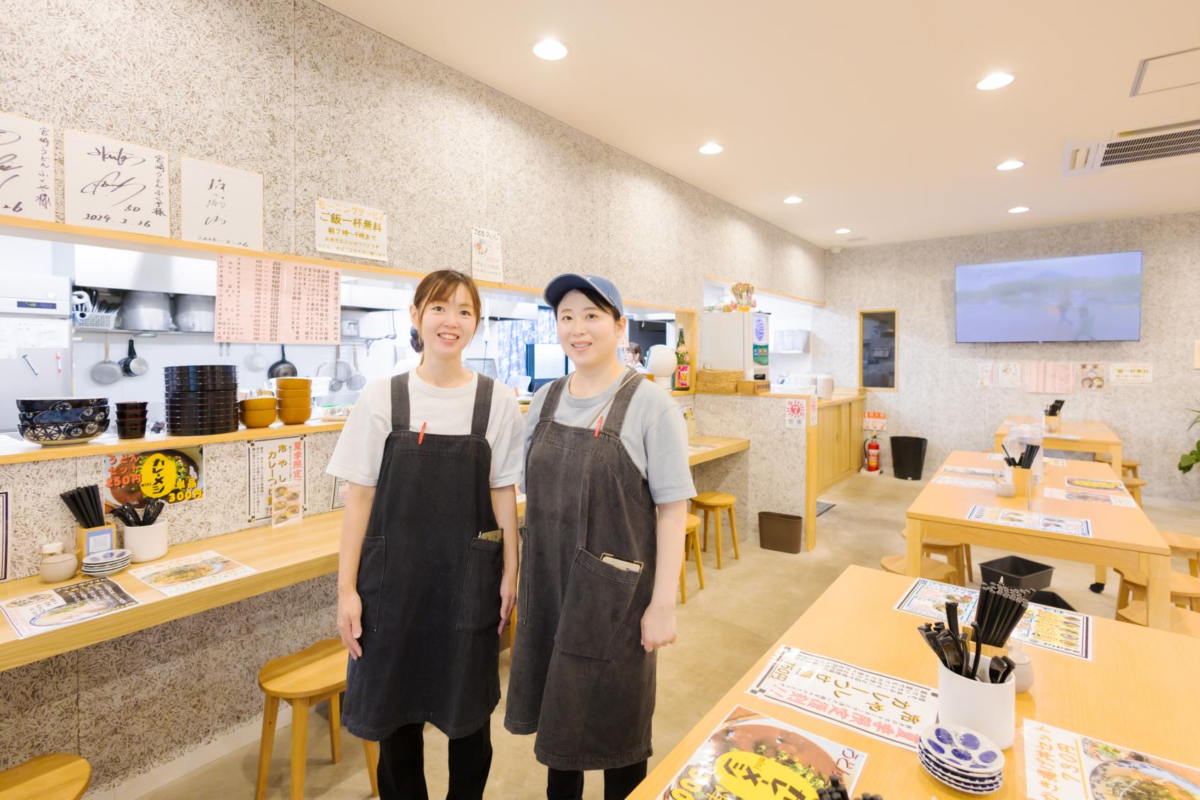 朝7時開店！名物・焦がしチーズカレーうどんの人気店-2