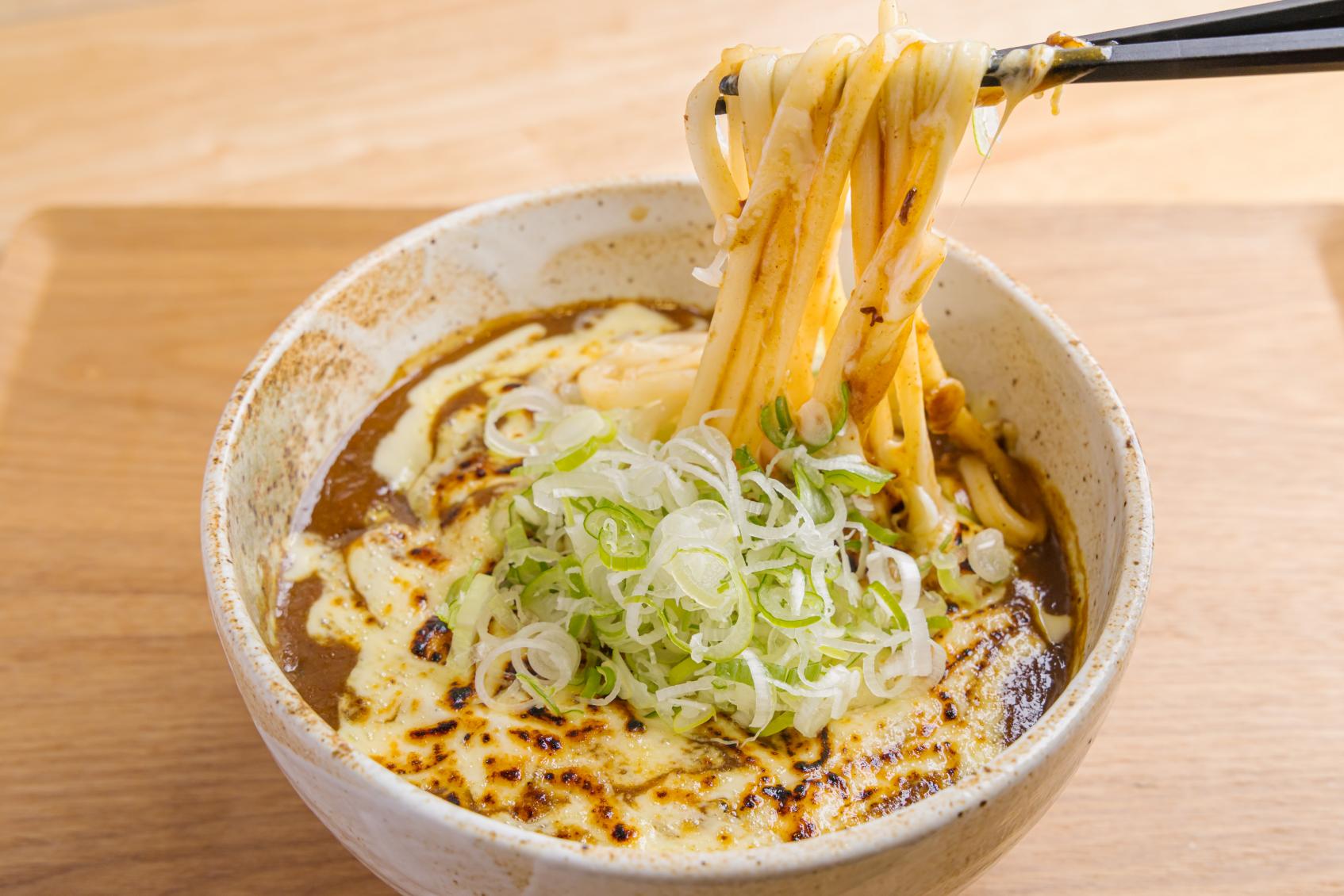 朝7時開店！名物・焦がしチーズカレーうどんの人気店-0