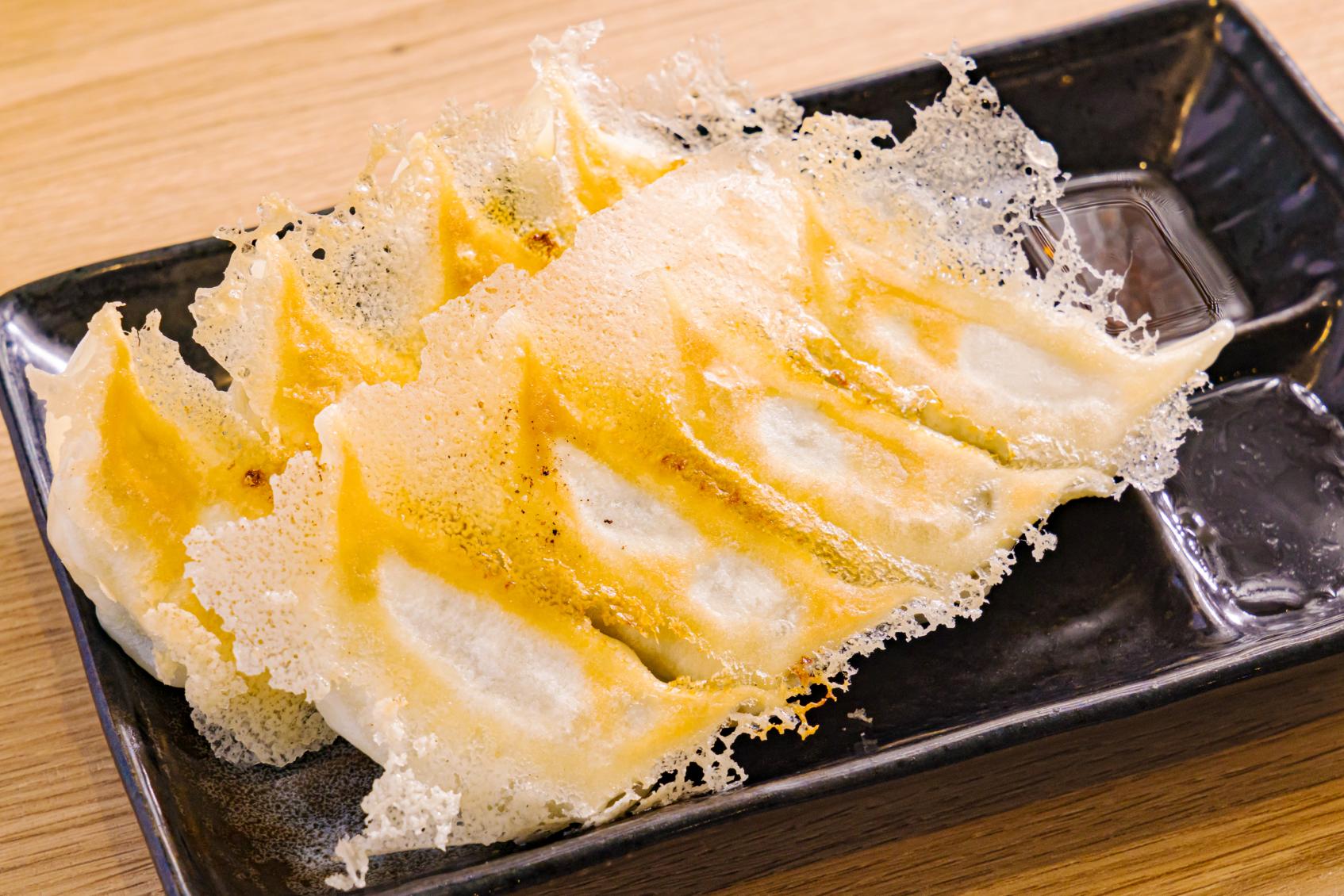 進化し続ける人気ラーメン店こだわりの激ウマ肉厚餃子-0