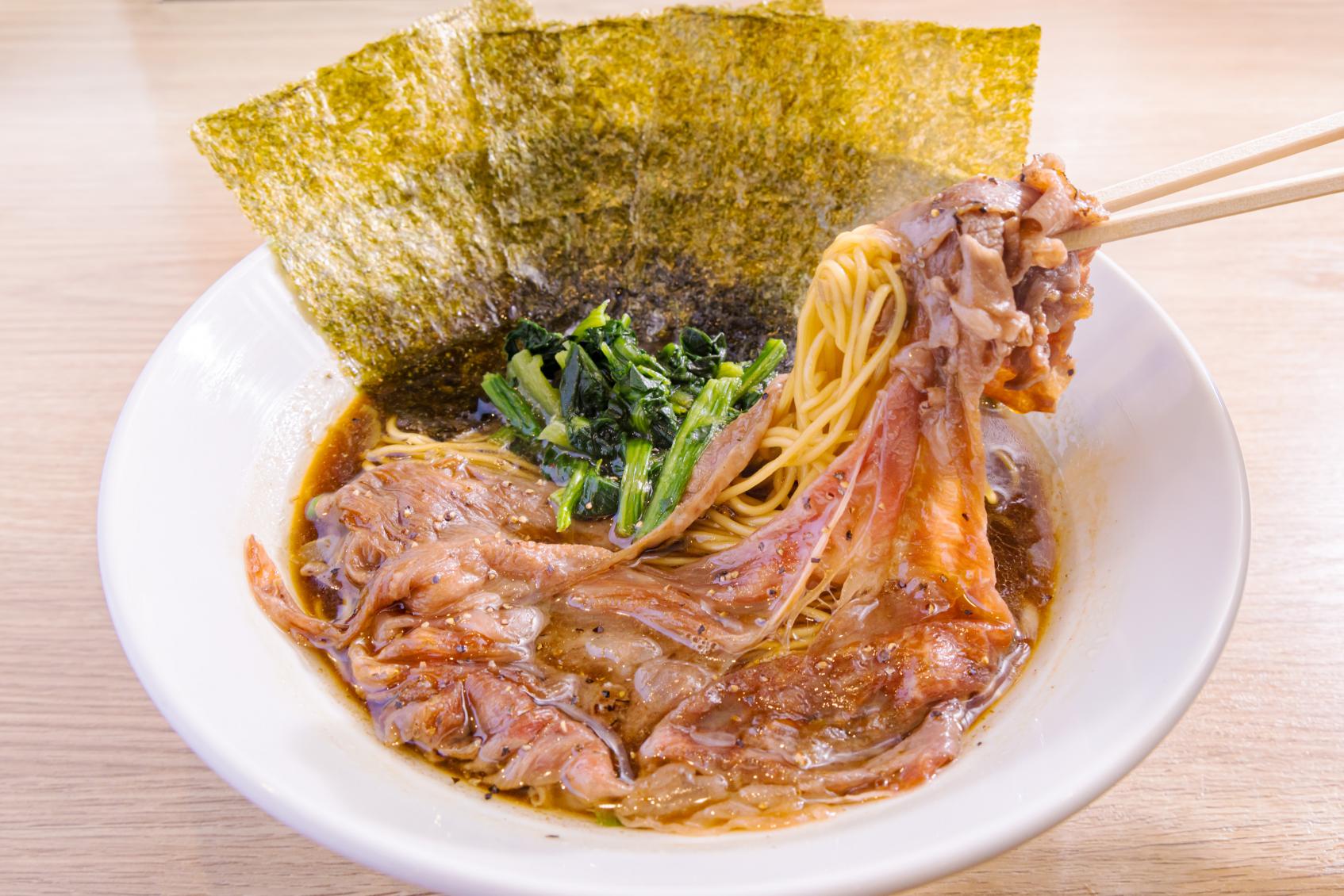 進化し続ける人気ラーメン店こだわりの激ウマ肉厚餃子-1